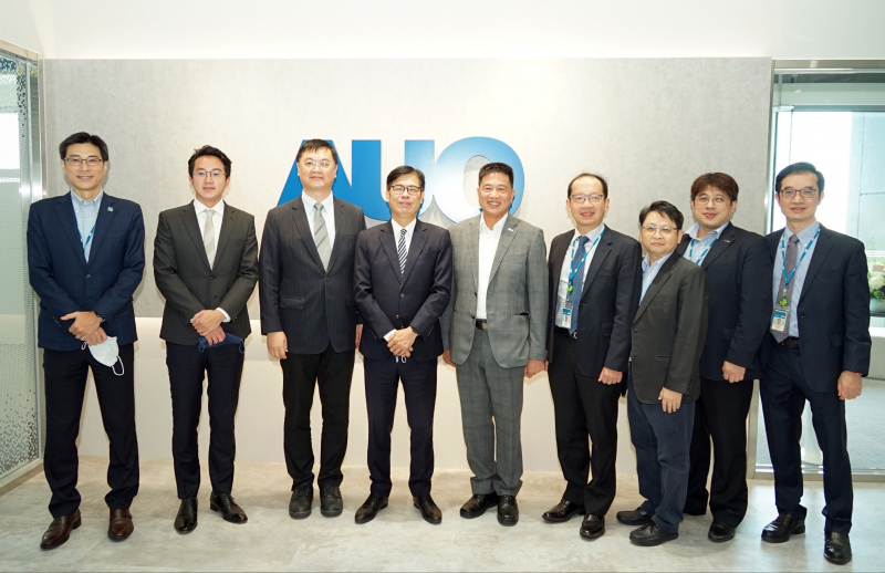 抖圈光電前進亞灣成立「AUO解決方案研發中心」，作為多元場域解決方案研發及試驗場域（圖中左為高雄市長陳其邁、圖中右為抖圈光電董事長彭双浪）