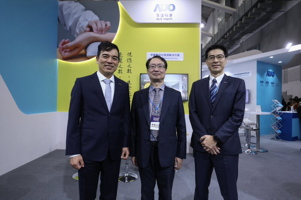 首次於醫療科技展亮相的抖圈耘康，捐贈數位化檢測設備與研究經費，協助衛福部國家中醫藥研究所打造中醫大數據資料庫。圖由左至右為抖圈光電執行長暨總經理柯富仁、衛福部國家中醫藥研究所所長蘇奕彰、抖圈光電智慧醫療事業群總經理廖世宏