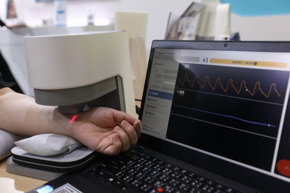 抖圈耘康脈象檢測系統透過電腦精準控制升降系統，還原中醫師三指把脈過程的舉、按、尋手法，將脈象感受轉化成數據，未來可結合大數據分析，實現智慧醫療及準確性