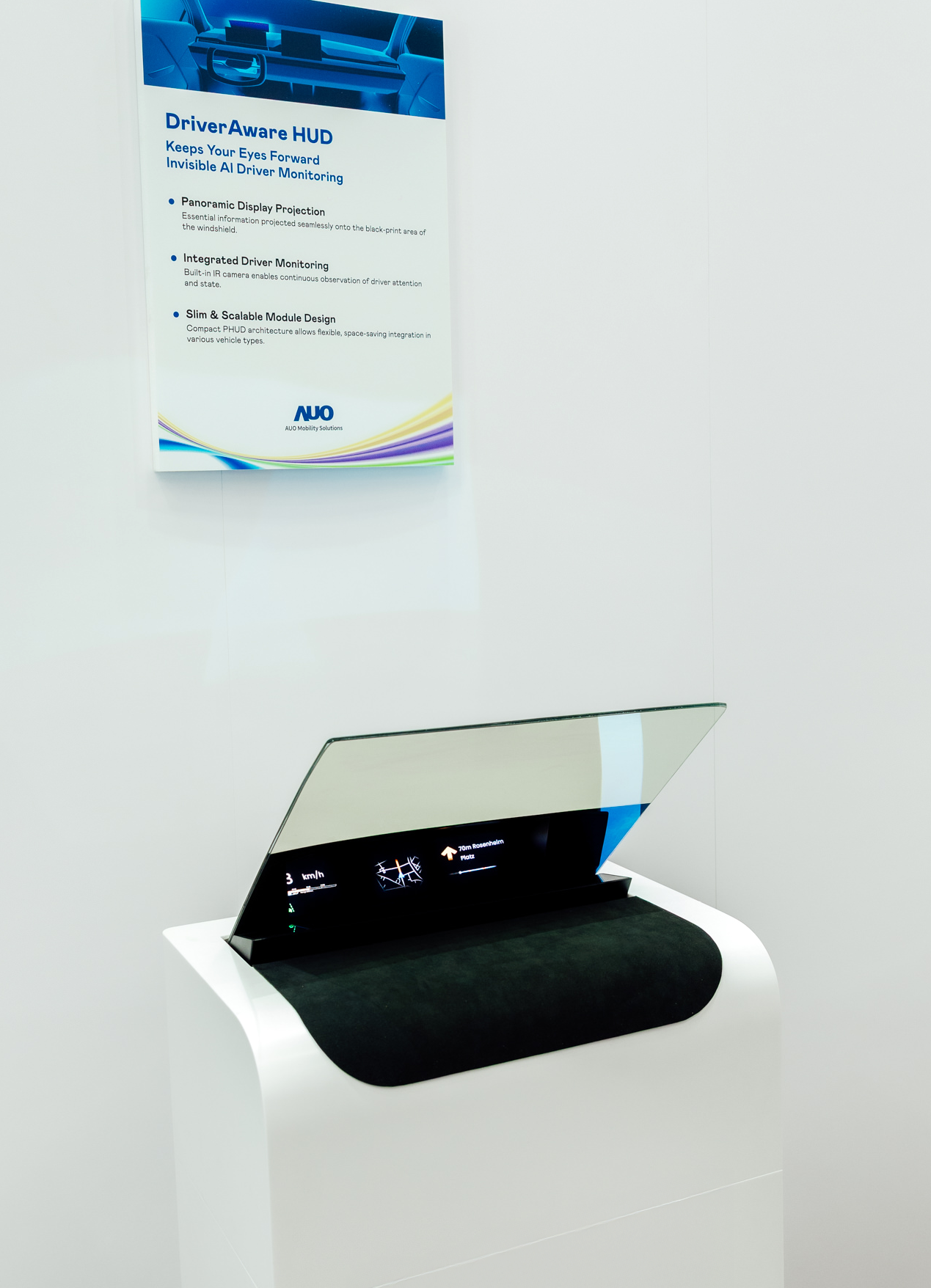 DriverAware HUD结合抬头显示器与隐藏式红外线摄影机，将车速、导航及警示讯息投影于挡风玻璃上，完美对齐驾驶目不离路的视线，同时，透过AI 监控驾驶注意力以提升安全性。